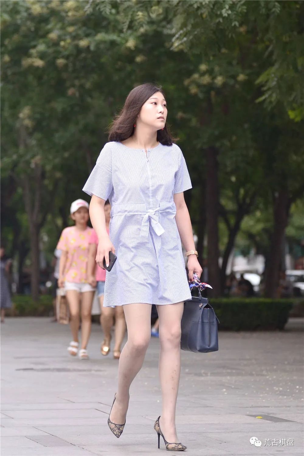 灰运动鞋搭配_灰鞋子怎么搭配_灰运动鞋配什么颜色裤子