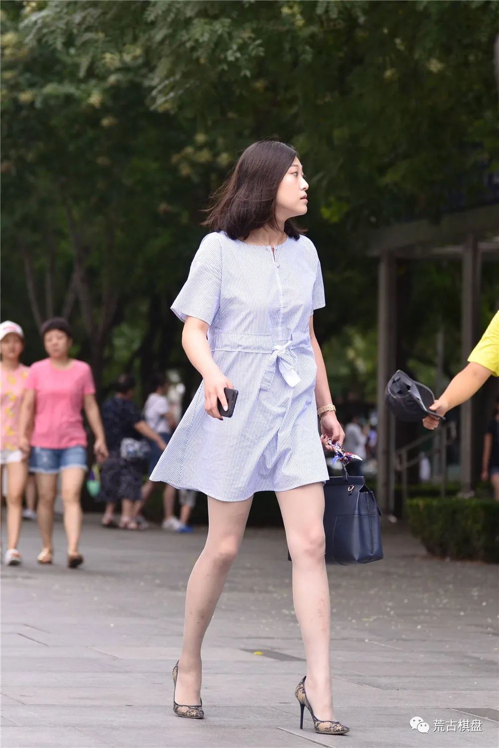 灰运动鞋配什么颜色裤子_灰运动鞋搭配_灰鞋子怎么搭配