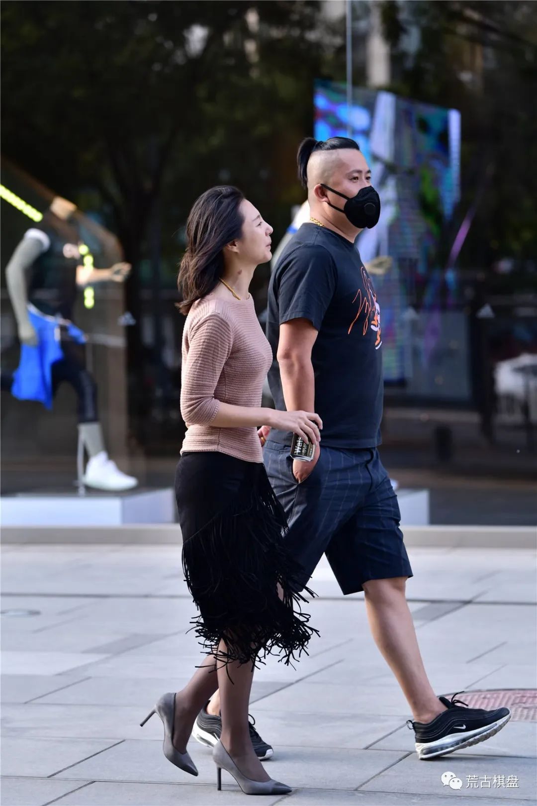 鞋灰搭配运动鞋好看吗_灰运动鞋配什么颜色裤子_灰运动鞋搭配