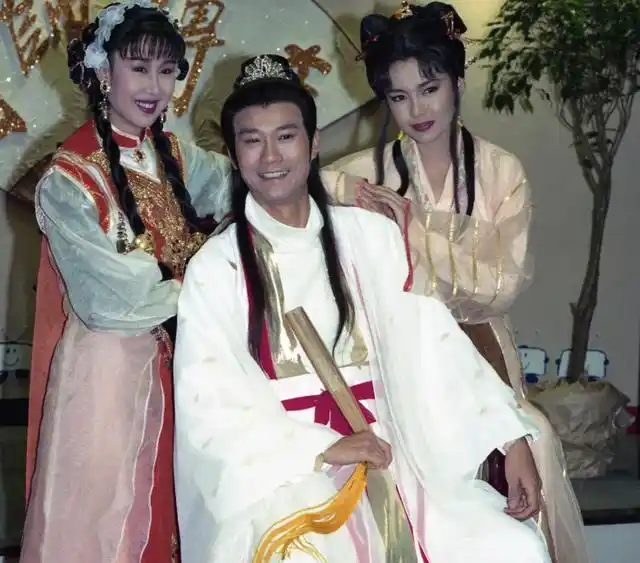 生子举重冠军结婚祝福语_举重冠军带妻子照片领奖_举重冠军的结婚生子