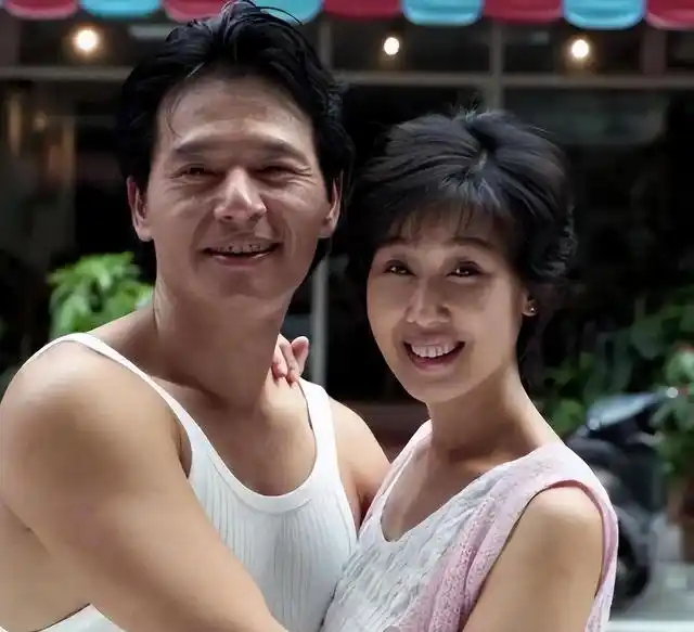 举重冠军带妻子照片领奖_生子举重冠军结婚祝福语_举重冠军的结婚生子