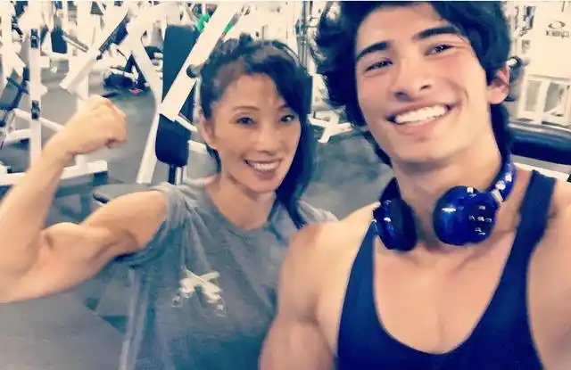 生子举重冠军结婚祝福语_举重冠军的结婚生子_举重冠军带妻子照片领奖