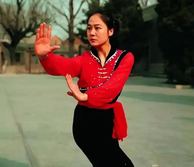 举重冠军带妻子照片领奖_举重冠军的结婚生子_生子举重冠军结婚祝福语