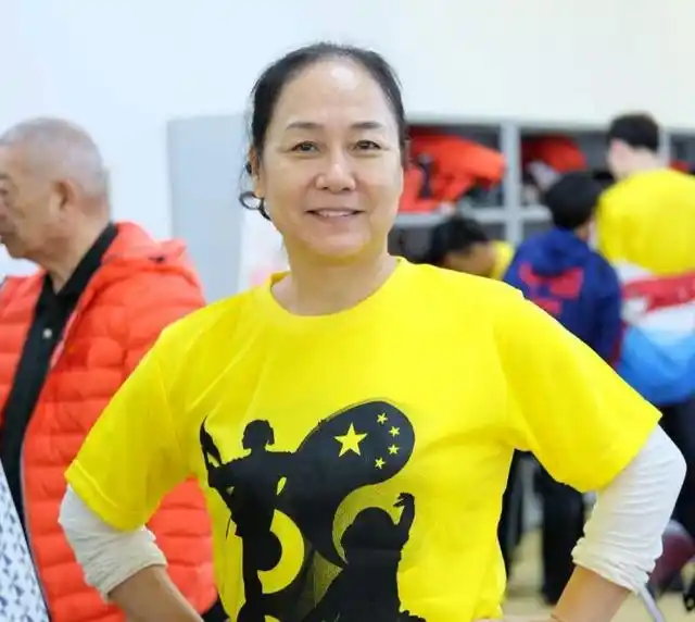 举重冠军带妻子照片领奖_举重冠军的结婚生子_生子举重冠军结婚祝福语