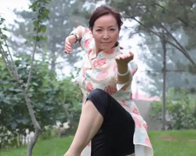 生子举重冠军结婚祝福语_举重冠军的结婚生子_举重冠军带妻子照片领奖