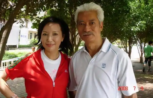 举重冠军的结婚生子_举重冠军带妻子照片领奖_生子举重冠军结婚祝福语