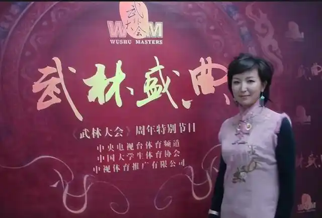 举重冠军带妻子照片领奖_举重冠军的结婚生子_生子举重冠军结婚祝福语