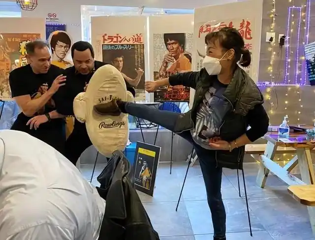 举重冠军带妻子照片领奖_生子举重冠军结婚祝福语_举重冠军的结婚生子