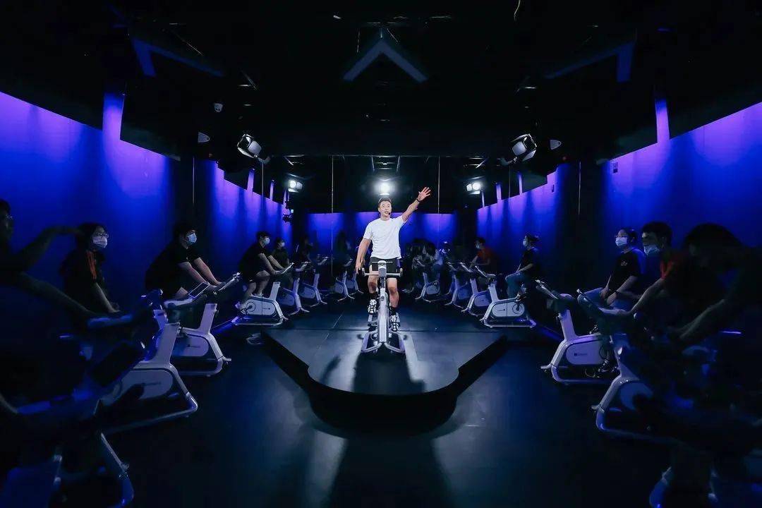 男明星健身_视频健身明星动作男生图片_明星男健身动作视频