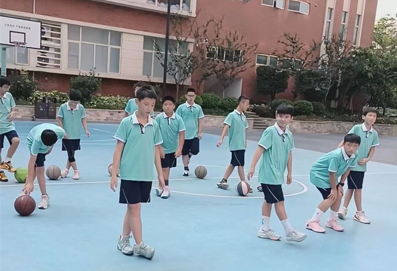 篮球举手移动防守规则是什么_nba举手防守_篮球防守人站立举手后打手