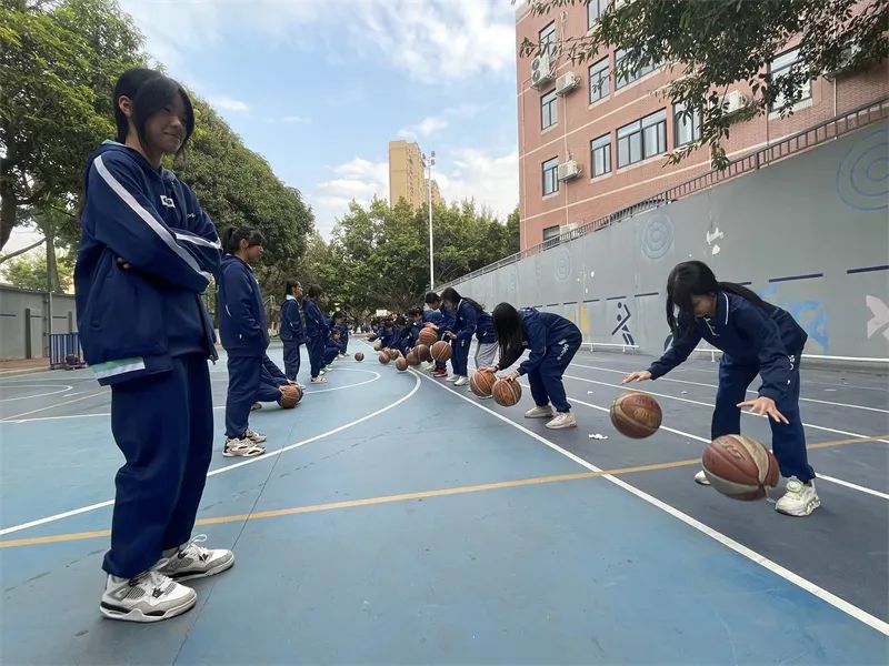 nba举手防守_篮球举手移动防守规则是什么_篮球防守人站立举手后打手