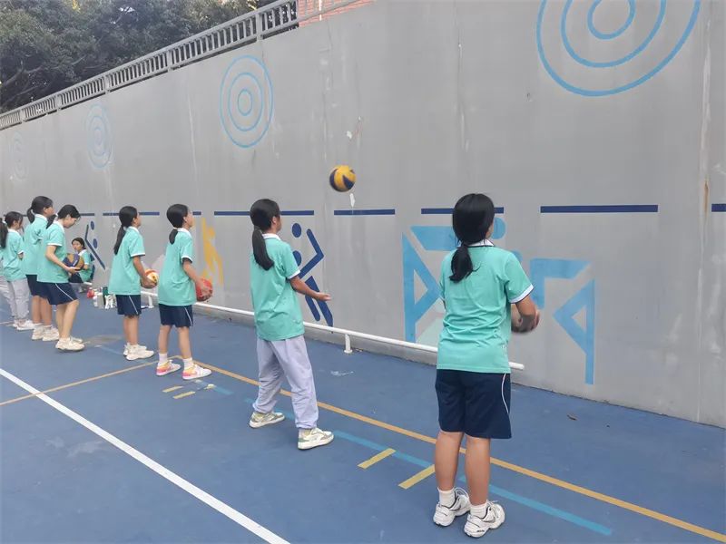 篮球防守人站立举手后打手_篮球举手移动防守规则是什么_nba举手防守