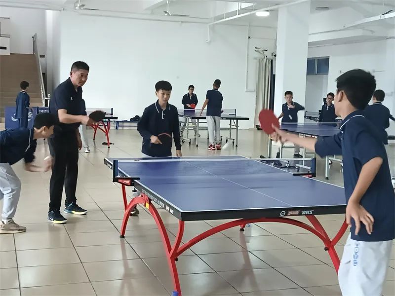 篮球防守人站立举手后打手_nba举手防守_篮球举手移动防守规则是什么