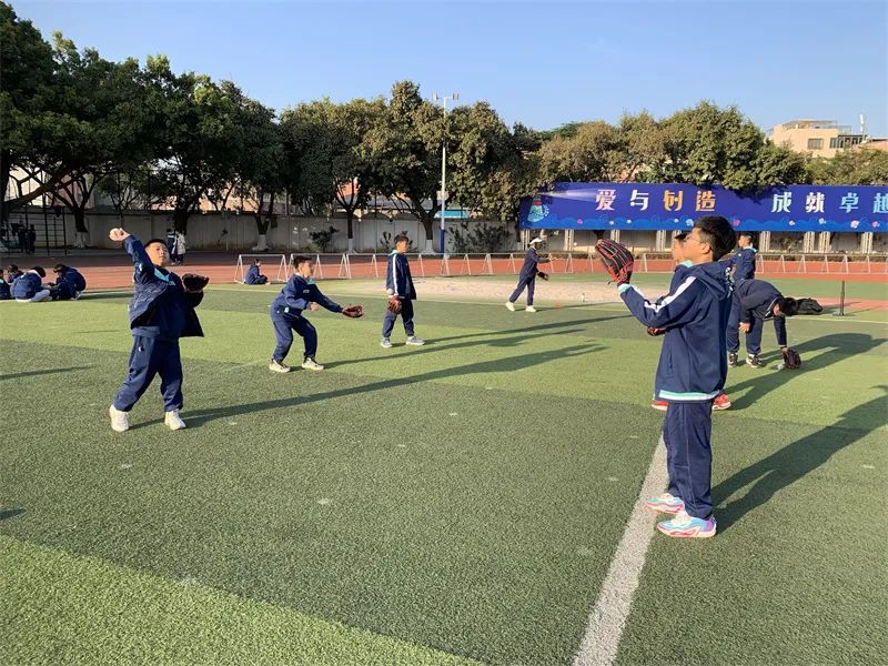 篮球举手移动防守规则是什么_篮球防守人站立举手后打手_nba举手防守