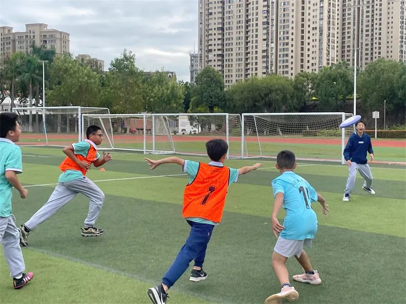 篮球防守人站立举手后打手_篮球举手移动防守规则是什么_nba举手防守