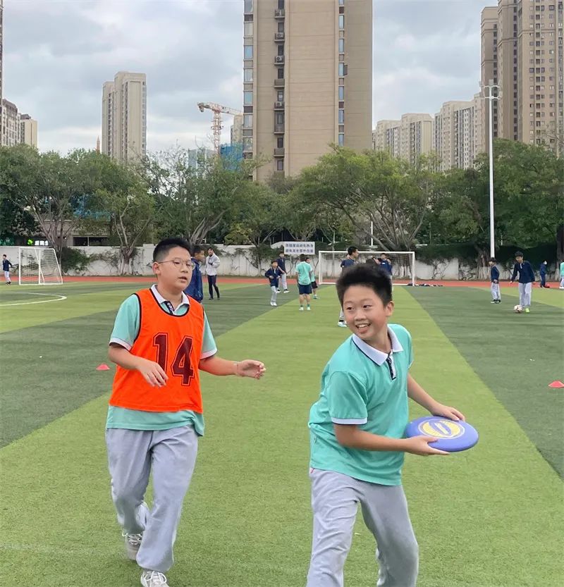 篮球举手移动防守规则是什么_nba举手防守_篮球防守人站立举手后打手