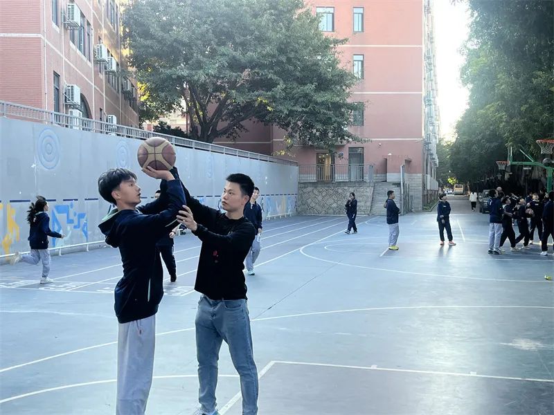 篮球举手移动防守规则是什么_篮球防守人站立举手后打手_nba举手防守