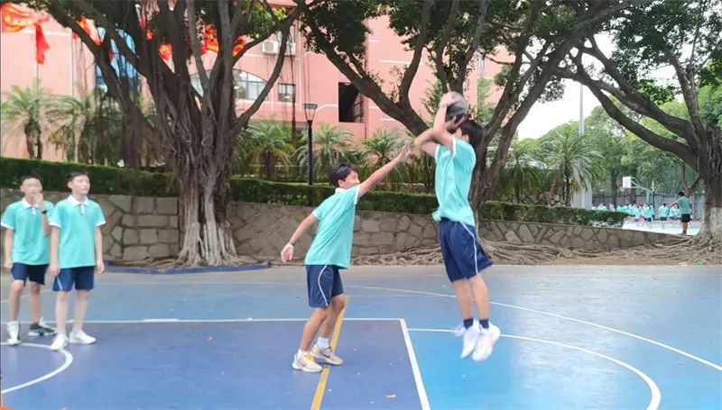 篮球防守人站立举手后打手_nba举手防守_篮球举手移动防守规则是什么