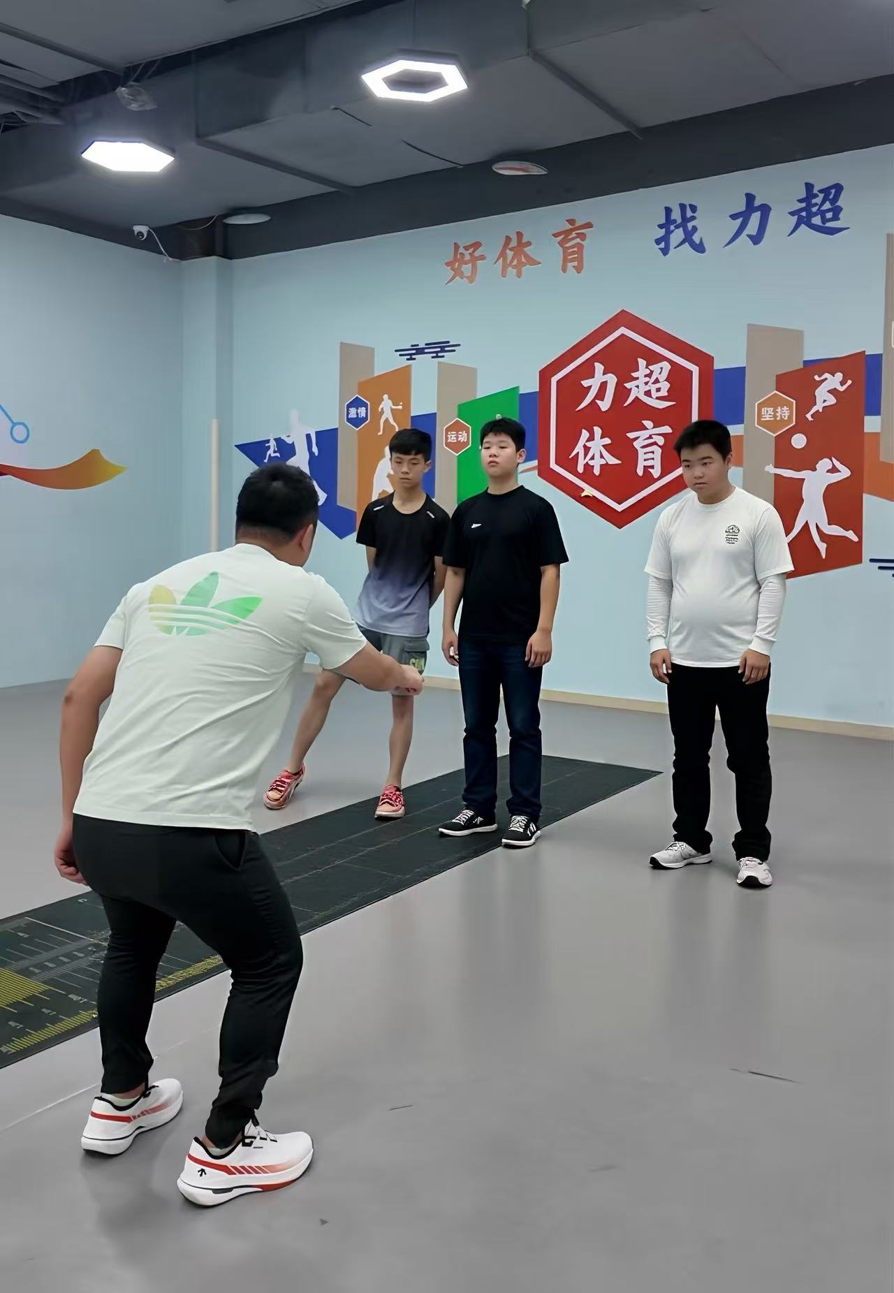 力超体育集训营推荐_重庆中考体育培训机构_女生中考体育项目技巧